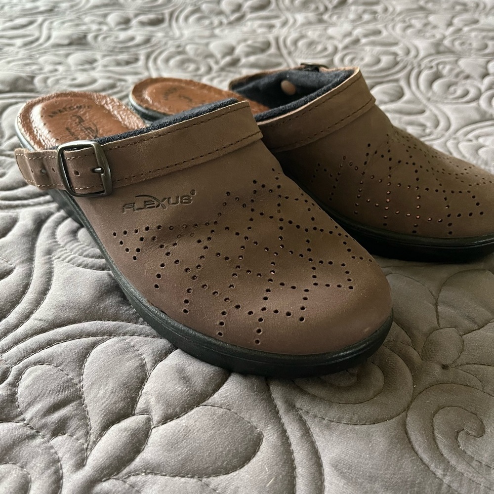 Flexus brand Brown Leather Clogs with Perforated Design size 36/6